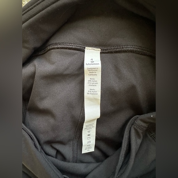 LuluLemon Black Leggings Size 4 w Zippered Waist Pouch & Pockets. - Picture 2 of 5